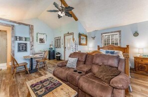 TV, fireplace, DVD player, books - Cozy cabin retreat with private hot tub and breakfast (Mulvane)