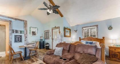 Cozy cabin retreat with private hot tub and breakfast