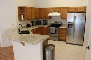 Fridge, microwave, oven, stovetop - Cozy Tempe 4 BD / 2 BA Home (Tempe)