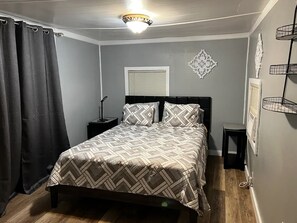 1 habitación, tabla de planchar con plancha, wifi y ropa de cama