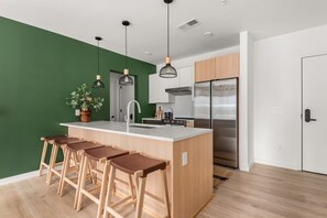 Réfrigérateur, four à micro-ondes, un four, surface de cuisson