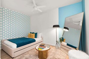 3 habitaciones, escritorio y tabla de planchar con plancha 