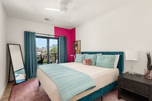 3 quartos, escrivaninha, ferros/tábuas de passar roupa, berço de viagem