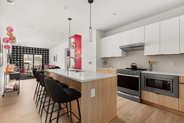 Refrigerador, microondas, horno y parrilla de estufa 