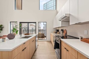 Réfrigérateur, four à micro-ondes, un four, surface de cuisson