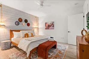 3 habitaciones, tabla de planchar con plancha y cuna de viaje 