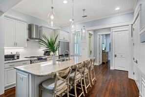 Fridge, microwave, oven, stovetop - Luxe WaterColor 5BR – 4 King Suites + Bunk, Sleeps 12, Golf Cart, Beach Club (Santa Rosa Beach)