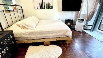 Iron/ironing board, WiFi, bed sheets
