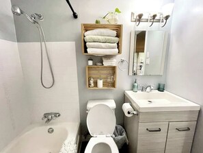 Douche, séchoir à cheveux, shampooing