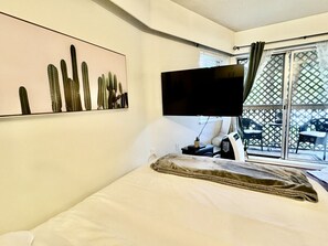 Työpöytä, silitysrauta/-lauta, vauvan matkasänky, Wi-Fi