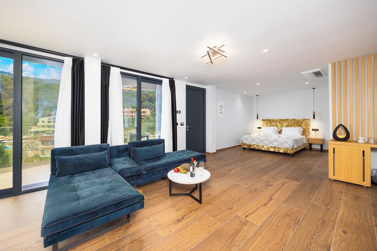 Deluxe Suite With Partial Sea View