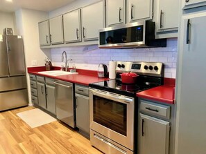 ثلاجة، ميكروويف، فرن، موقد طهي مسطح