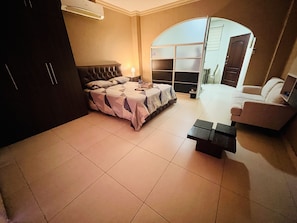 Junior House, 1 Queen Bed