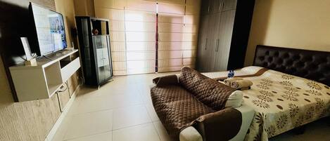 Junior House, 1 Queen Bed | 1 bedroom, desk, free WiFi, bed sheets