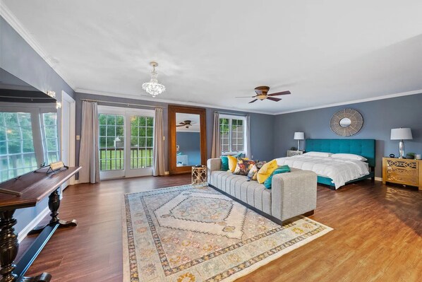 8 bedrooms, desk, free WiFi, bed sheets