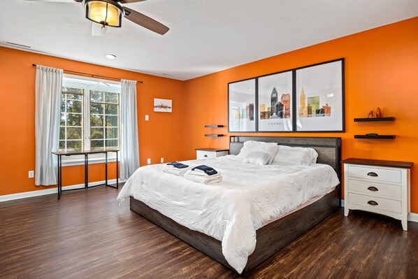 8 bedrooms, desk, free WiFi, bed sheets