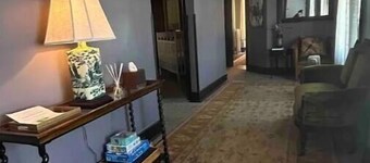 Spacious 3 Queen Suite - Centrally Located