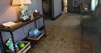 Spacious 3 Queen Suite - Centrally Located