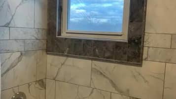 Secadora de cabello, toallas, jabón, shampoo