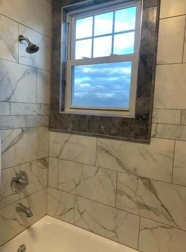Spacious 3 Queen Suite - Centrally Located
