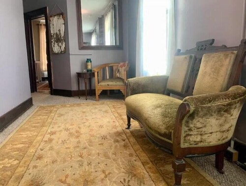 Spacious 3 Queen Suite - Centrally Located