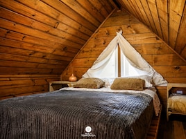 Cabin | Premium bedding, iron/ironing board, free WiFi, individually decorated