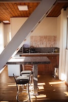 Frigobar, mesa de comedor, isla de cocina