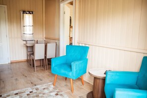 Cabana família, lareira, vista para o lago | Área de estar | Smart TV 32 polegadas com canais digitais, Netflix