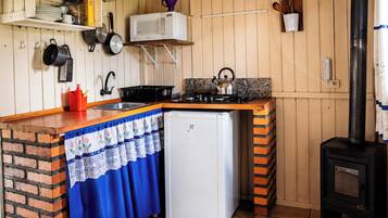 C1 - Recanto das Águas - Urubici | Cozinha privada | Frigobar, mesas de jantar, cozinha com ilha