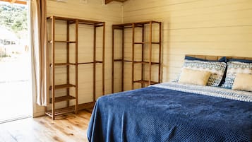 Family Cabin, Mountain View | Premium bedding, iron/ironing board, WiFi (free), individually decorated