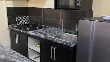 Lemari es kecil, microwave, oven, dan mesin pencuci piring