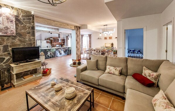 Televisión y chimenea 