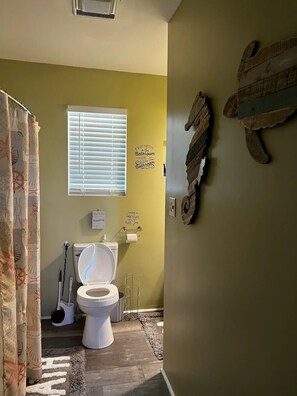 SĂšche-cheveux, bidet, serviettes fournies, savon