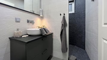 Dusche, Haartrockner, Handtücher, Seife