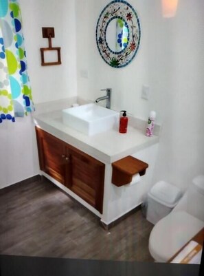 Een douche, een haardroger, handdoeken, toiletpapier