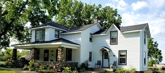   Newly renovated, 3 bedroom  with ensuites, in vineyard farm house. Spacious.