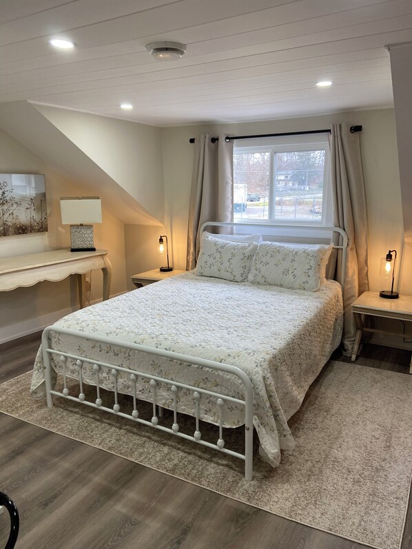 3 makuuhuonetta, työpöytä, silitysrauta/-lauta, vauvan matkasänky