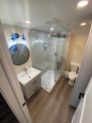 Douche, sèche-cheveux, bidet, serviettes fournies