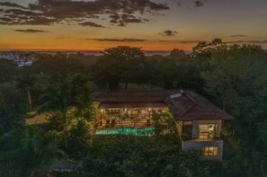 Exterior - Wonderful home in GBC w/ Inf. pool 5 min to surf (Provincia de Guanacaste)