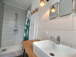 Shower, hair dryer, soap, toilet paper - Maison au Calme Proche Océan (Angresse)