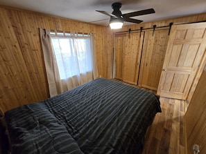 2 chambres, fer et planche à repasser, lit de bébé portatif