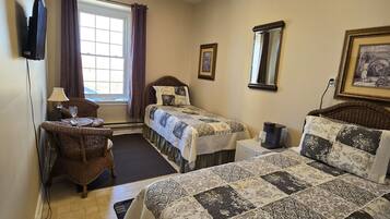 Basic Twin Room | Individually decorated, individually furnished, laptop workspace