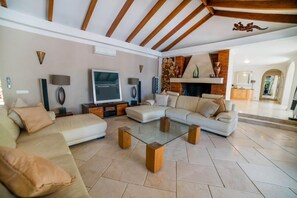 Smart TV, lareira, mesa de pingue-pongue, livros