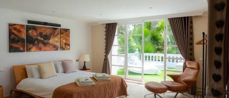 6 makuuhuonetta, tallelokero huoneessa, silitysrauta/-lauta