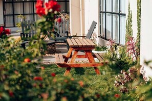 Outdoor dining - Lovely 2 bedroom vacation home with pool. (Moshi Urban)