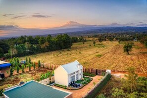 Exterior - Lovely 2 bedroom vacation home with pool. (Moshi Urban)