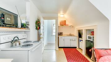 Réfrigérateur, four à micro-ondes, un four, surface de cuisson