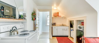 Cozy Niagara Falls Cottage w/ Gas Grill + Patio!