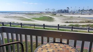 Ein Balkon mit Blick auf Strand und Straße.
