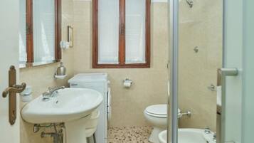 SĂšche-cheveux, papier toilette